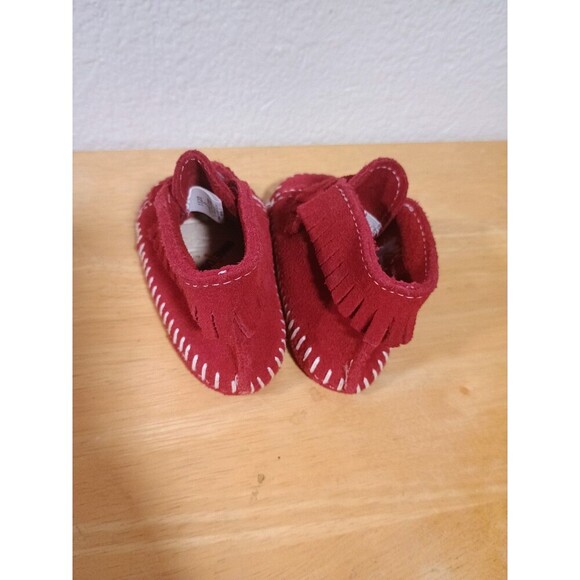 Minnetonka Baby Moccasins Size 3 Red Leather Shoes Fringe Boots - Picture 2 of 8